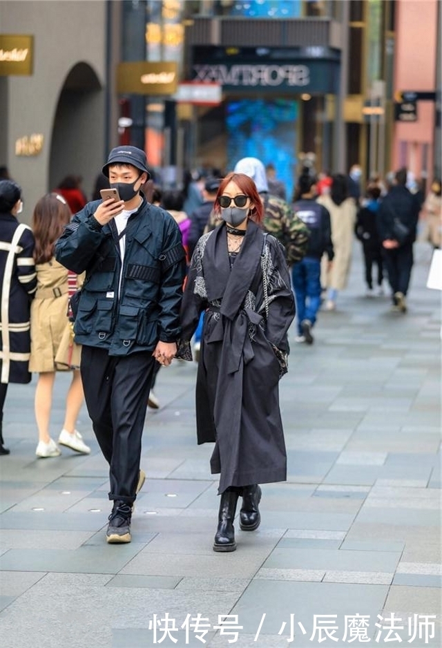 路人街拍,小姐姐选择了清纯的白色,显得时髦又好看