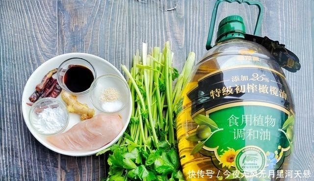 鸡丝炒芹菜,五分钟快手家常菜,鸡肉嫩滑不柴,芹菜脆口不塞牙