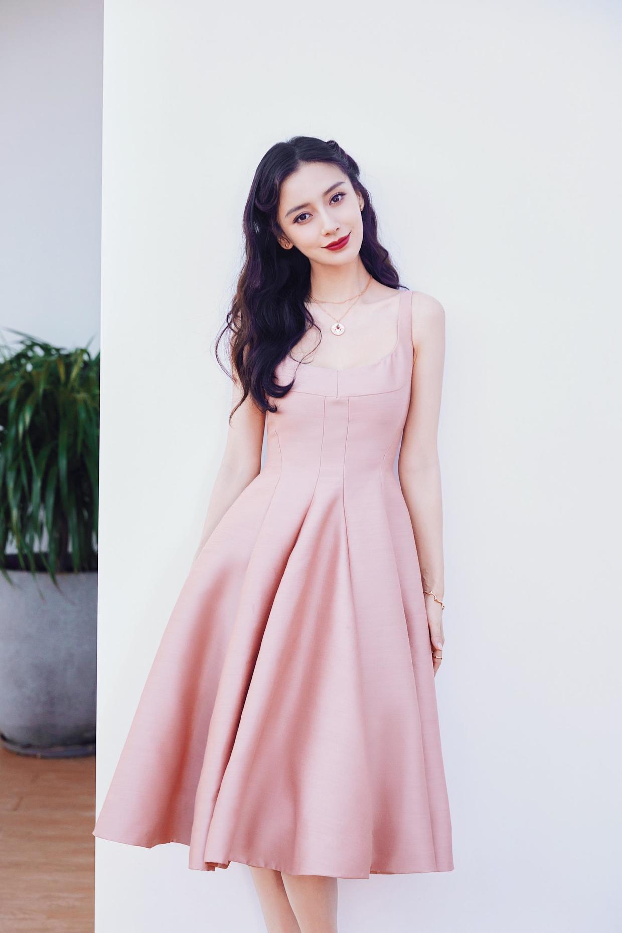 背心|Angelababy又美到我了，背心配半身裙随性低调，当妈了身材仍纤细