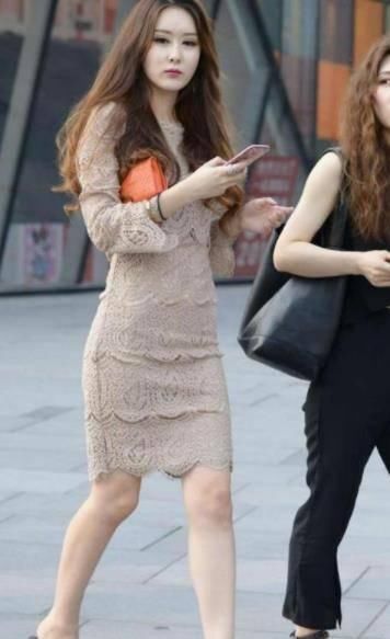 亮眼|街拍身材圆润的小姐姐,大长腿十分亮眼,很不错的姑娘