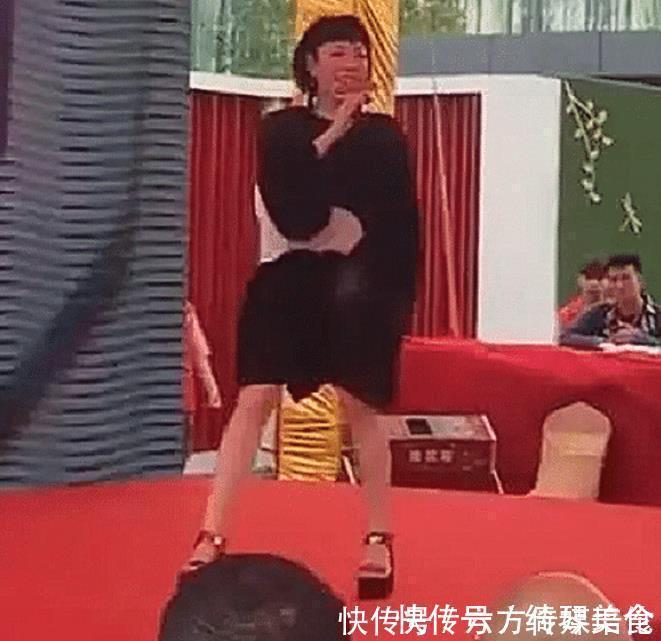 冠军|她曾是《好声音》的冠军，现在却沦落到在街边商演，观众都不买账