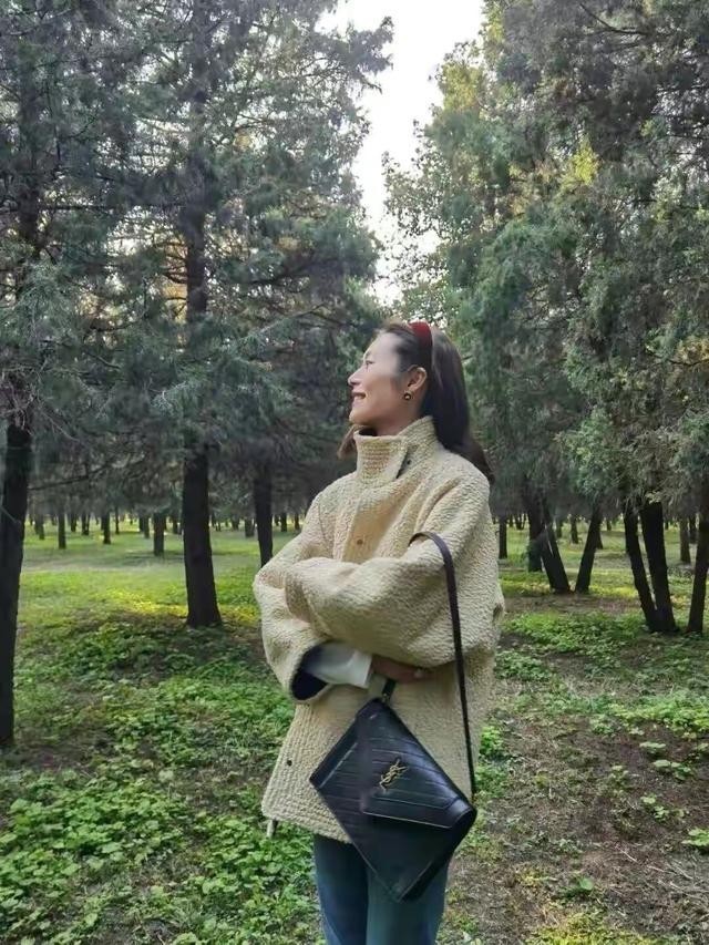 大衣|秋冬不要老选择大衣,试试率性的羔羊绒外套,超模刘雯也在穿