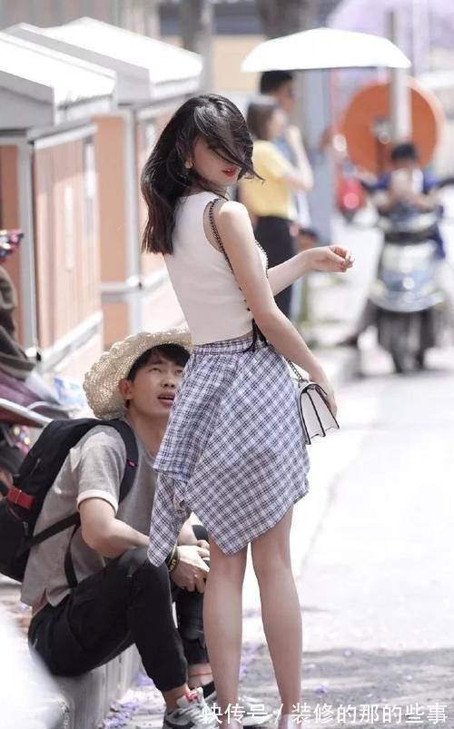 气质|美女脚上搭配一双高跟鞋，将她的气质衬托的更加简单和优雅