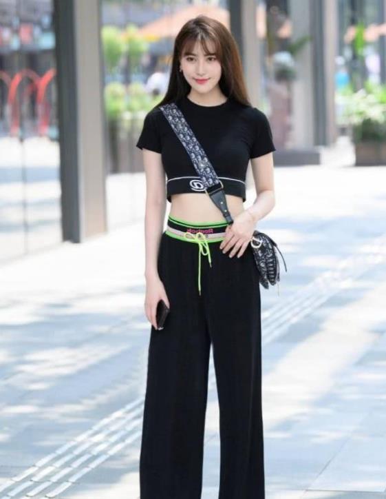 小美女|街拍:风流蕴藉的小美女,短袖配黑色休闲裤,尽显时尚唯美气质