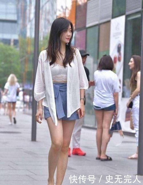 小姐姐|街拍:花枝招展的美女,曲线丰腴,简单穿着搭出了女神的气质!