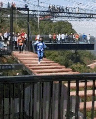 |搞笑GIF：扎心了 遇到这种情况 先捂住膝盖还是先捂脸