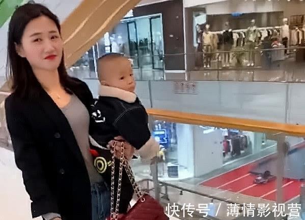 高手|“最美妈妈”遛娃逛街两不误火了,网友:是个高手!