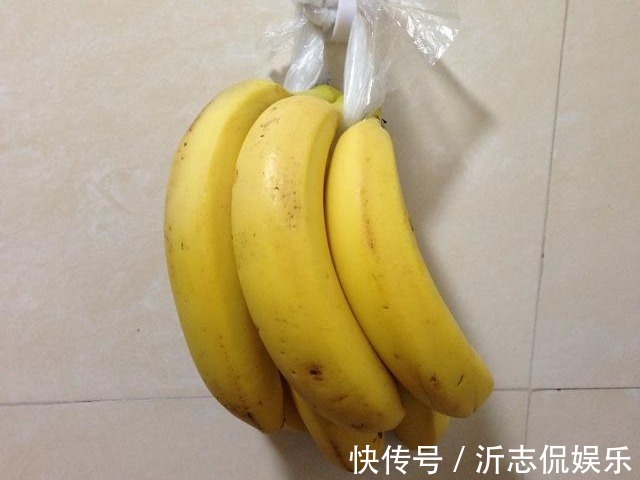 内皮|香蕉放在冰箱内皮冻黑了，能吃吗学会一招，香蕉放一周也不易烂