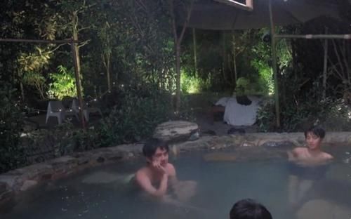 王俊凯刘昊然新综首播热度高，却因身材问题引争议，被指不像少年