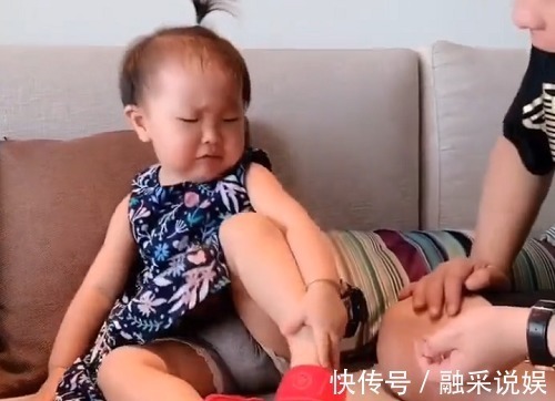 小棉袄|“史上最嫌弃爸爸”版萌娃火了,这怕是一件漏风了的“小棉袄”