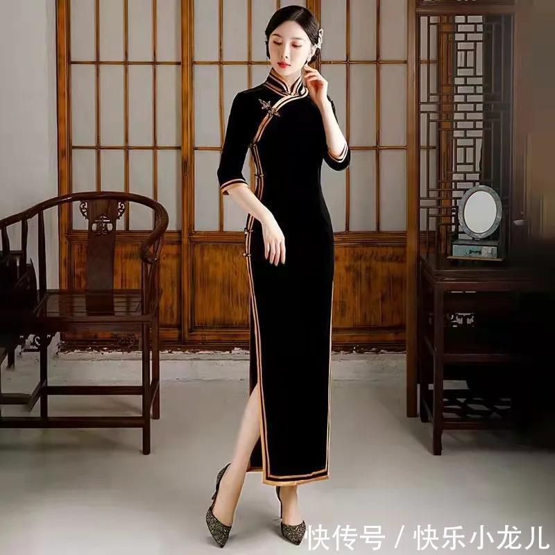 旗袍|小姐姐身穿黑色丝绒旗袍，搭配一双黑色高跟鞋，看上去时尚又优雅