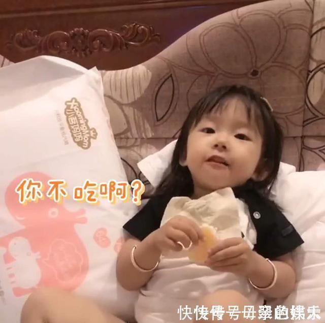 孩子|女儿第一次住酒店,“拘谨”表现笑翻妈妈,网友可爱的过分