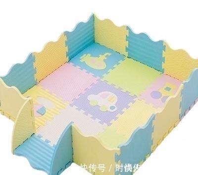 父母|一家四口的“睡姿”火了,网友调侃父母才是真爱,孩子只是意外