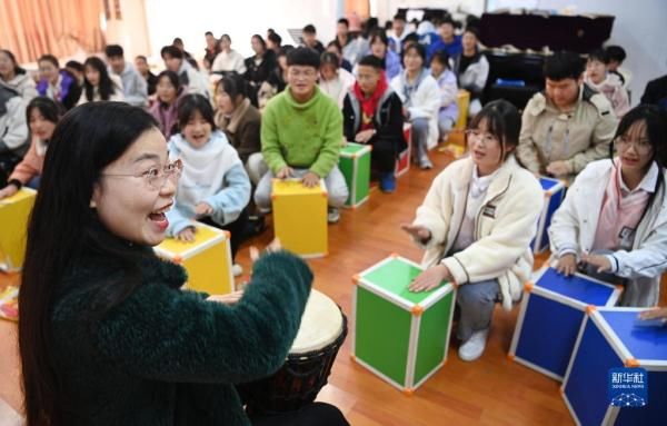 该校|“挂在半山腰的学校”的素质教育