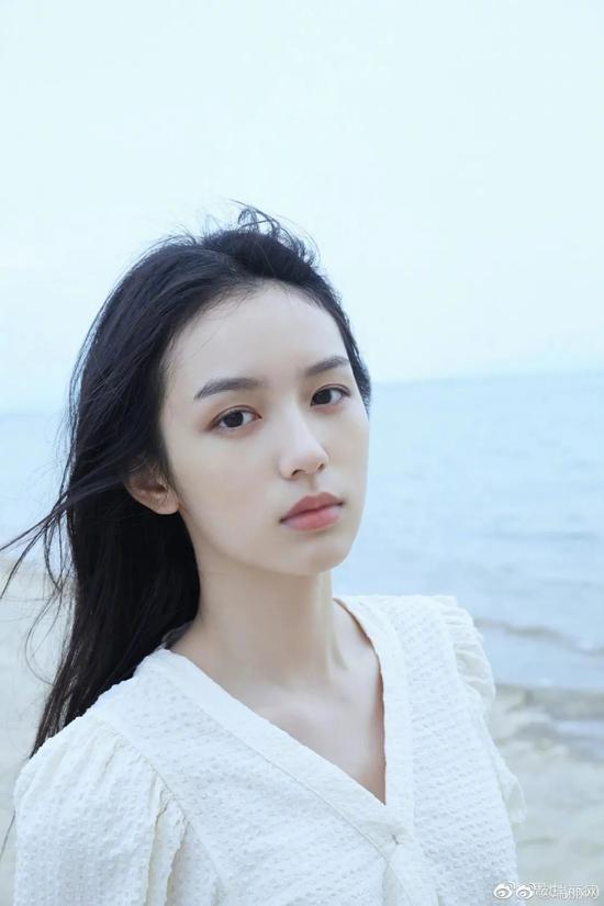 粉底|甜美“射手”周也的脸上 就没有难用的粉底吗?