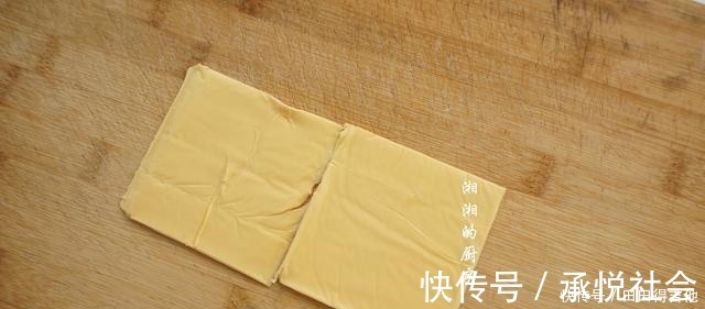 年糕不用买,自己做也很简单,咬一口,还会爆浆