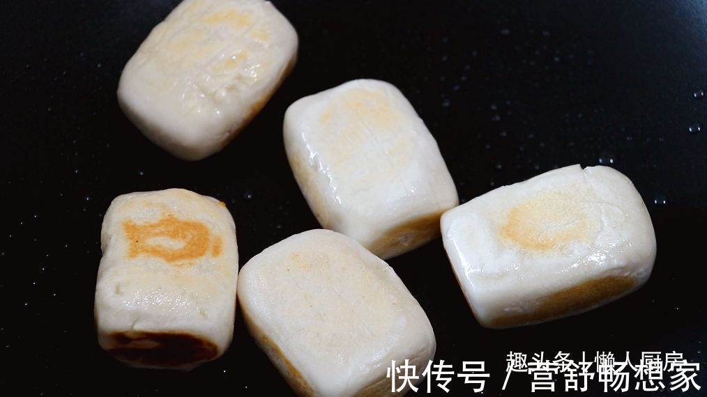 爆浆|年糕不用买,撒点糯米粉,加点热水自己做,咬一口,还会爆浆