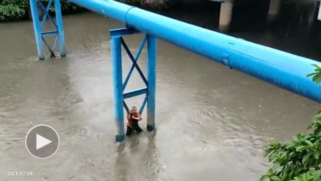 阳江|男子被困河中，阳江3民警合力救援