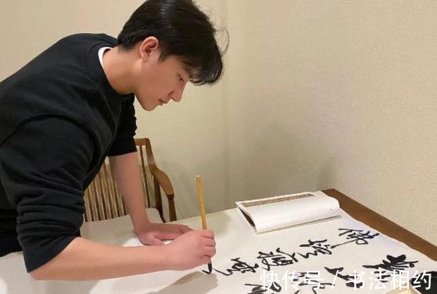 书法$“男神”黄轩的书法获好评,一手精湛的草书,气势磅礴,跌宕起伏
