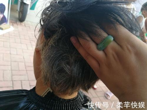 土豆皮 土豆皮、生姜煮水洗头发,白头立即变黑告诉你最靠谱的染发方法