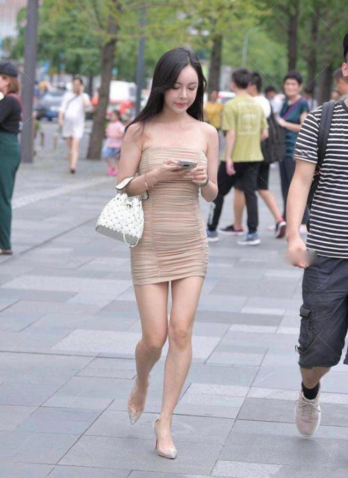 卡其色连衣裙，知性优雅又时尚，褶皱设计让裙子更有层次感