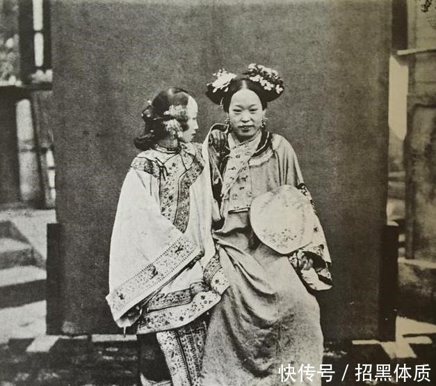老照片|清朝女性老照片,不同阶层的女人差距很大,她们同喜欢一东西!