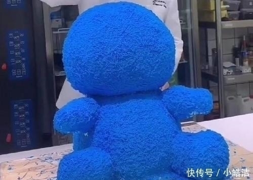 蓝胖子|小伙用蛋糕做蓝胖子,过程看着就不想吃,成品后却不舍得吃