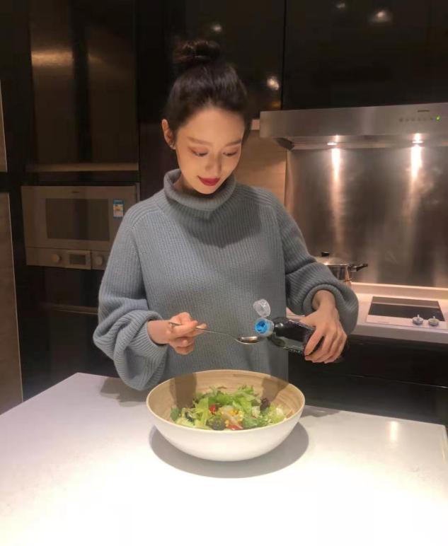 吉娜|吉娜孕晚期还坚持化大浓妆,红唇画太过显嘴大,超大眼袋遮不住