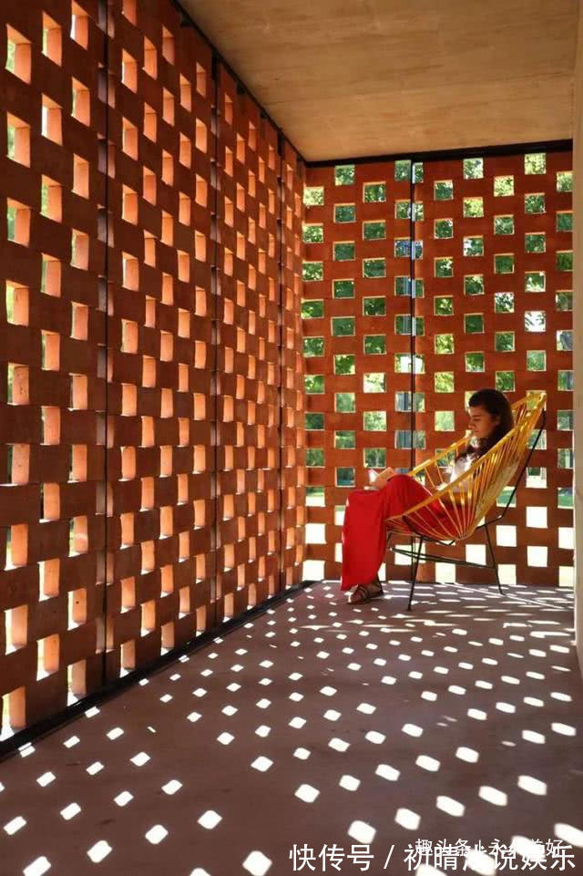 砖块|家里剩2车红砖,老爸就砌了个院墙,一格一格镂空通风全村第一家