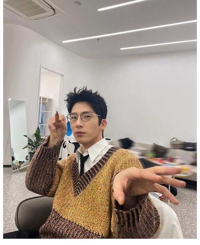 井柏然圣誕風(fēng)花絮照電影感十足 著咖色系馬甲溫暖治愈