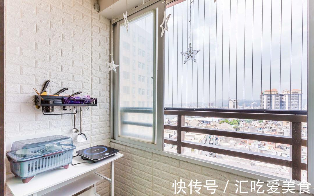 簡約風|他的簡約風一居,清新通透又寬敞,廚房規劃在陽臺里,小巧又實用