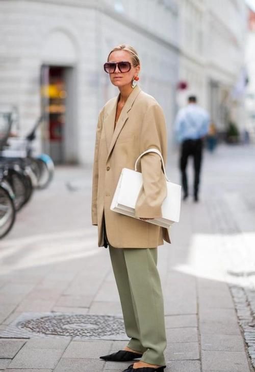 2021年流行的高级色，很适合皮肤黄黑的女人，时髦显白有气质黄黑皮能穿流行色吗？2021流行色推荐高级色搭配运用法则：