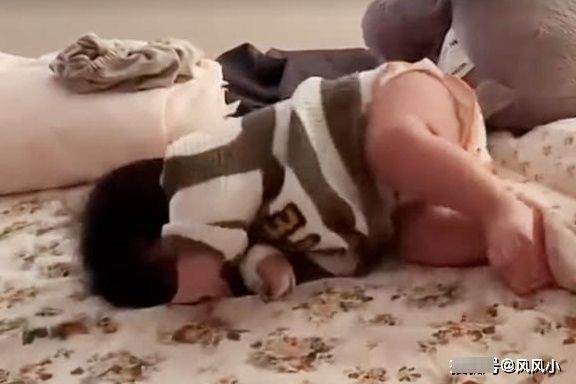 情景|六个月的宝宝,在床上变成了如此情景,网友:想生孩子了