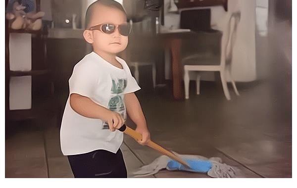 劉嘉玲|康康在《爸爸去哪兒》一出場就是“霸總”，其實(shí)他兒時(shí)也很可愛