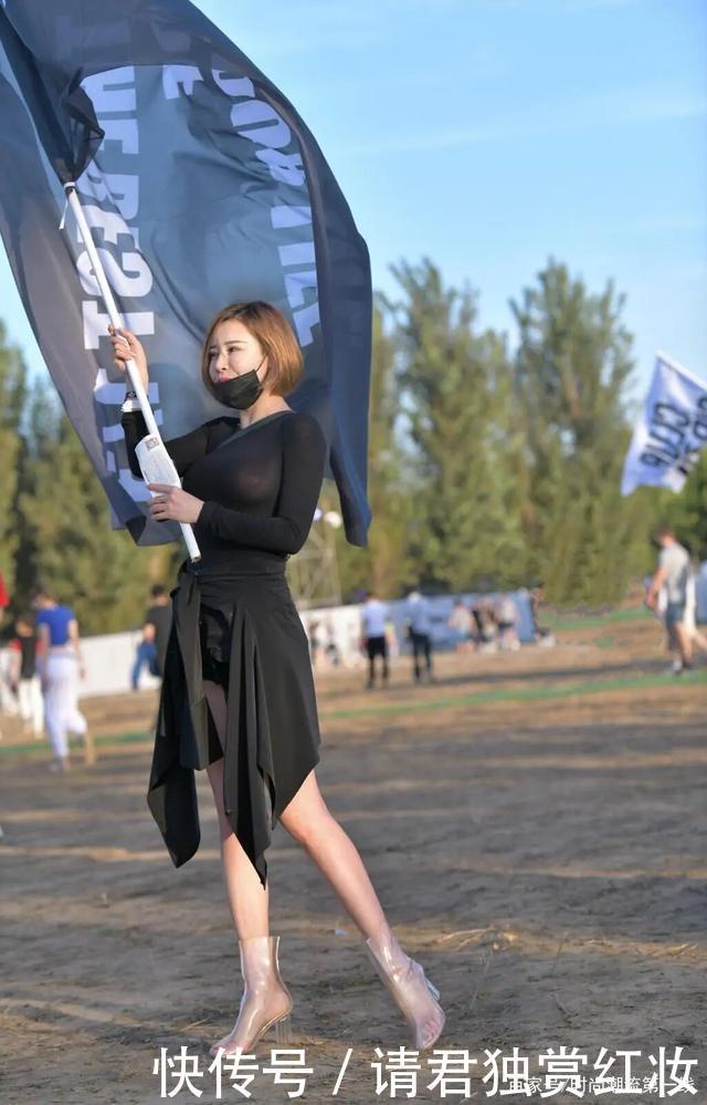 牛仔短裤失宠了真没有主见,看女孩的表情,我找到了答案!