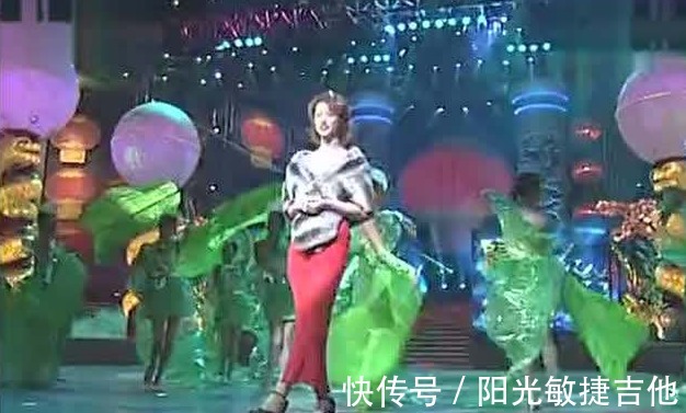 电话点歌,神仙打架,节目表演到一半去敲钟,曾经的春晚有多会玩