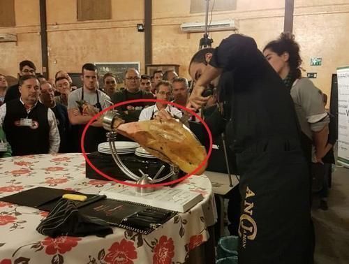 大厨端上一块“发霉猪肉”,顾客一脸嫌弃,老板娘真不识货