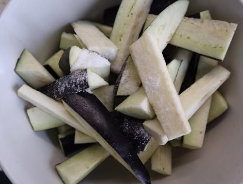 做茄子掌握不好放多少油，牢记这3点，茄子不油不腻，特下饭！