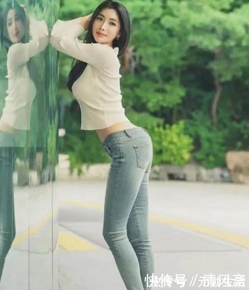 时尚 牛仔裤美女：精致优雅，展现迷人气质，凸显时尚潮流！