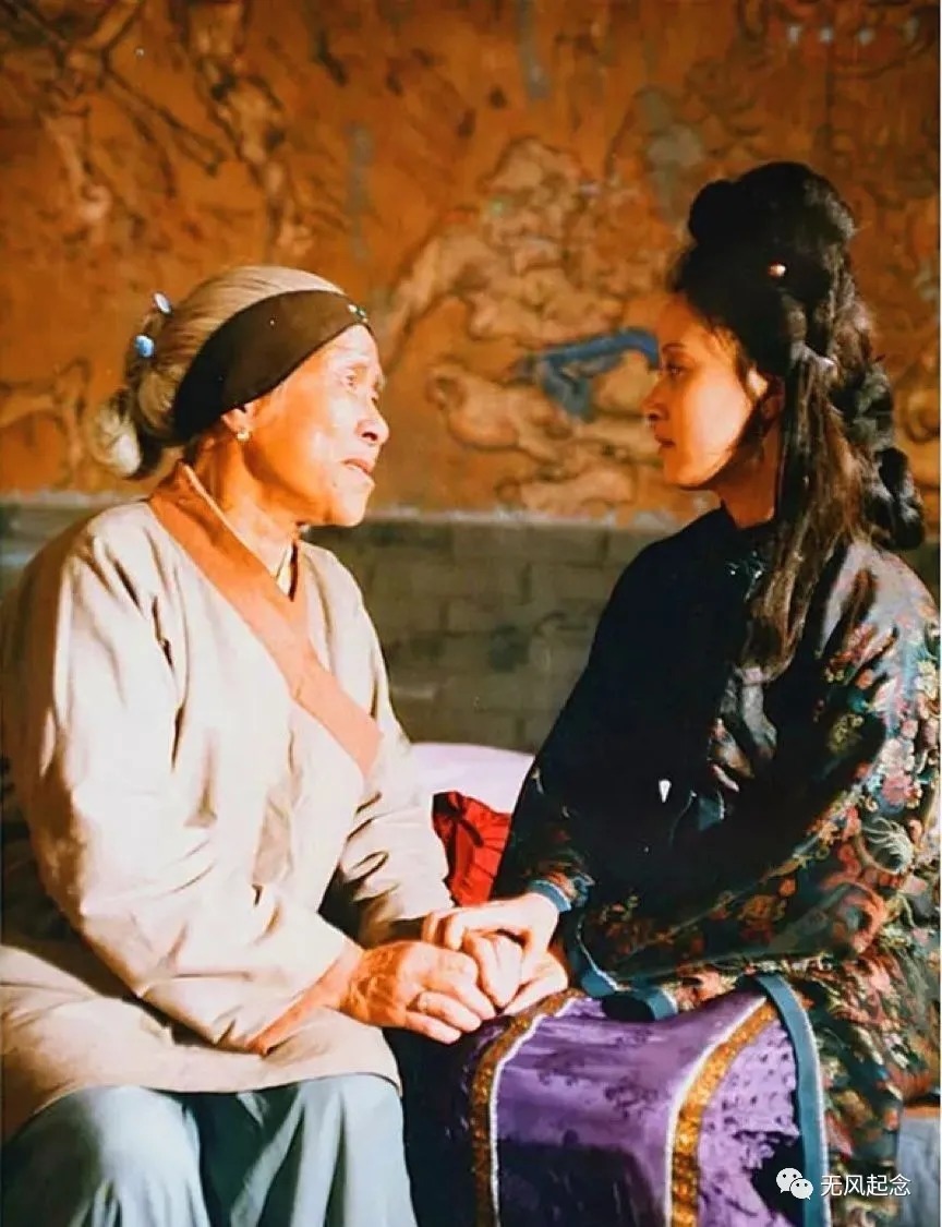 刘姥姥&贾母将喝剩的半杯茶,给75岁的刘姥姥品尝,为何对方毫不嫌弃?