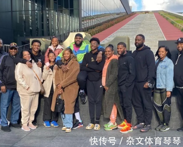 萨瓦娜|詹皇带亲友参观詹姆斯大楼!合影铜像表情抢镜 晒logo前集体合照