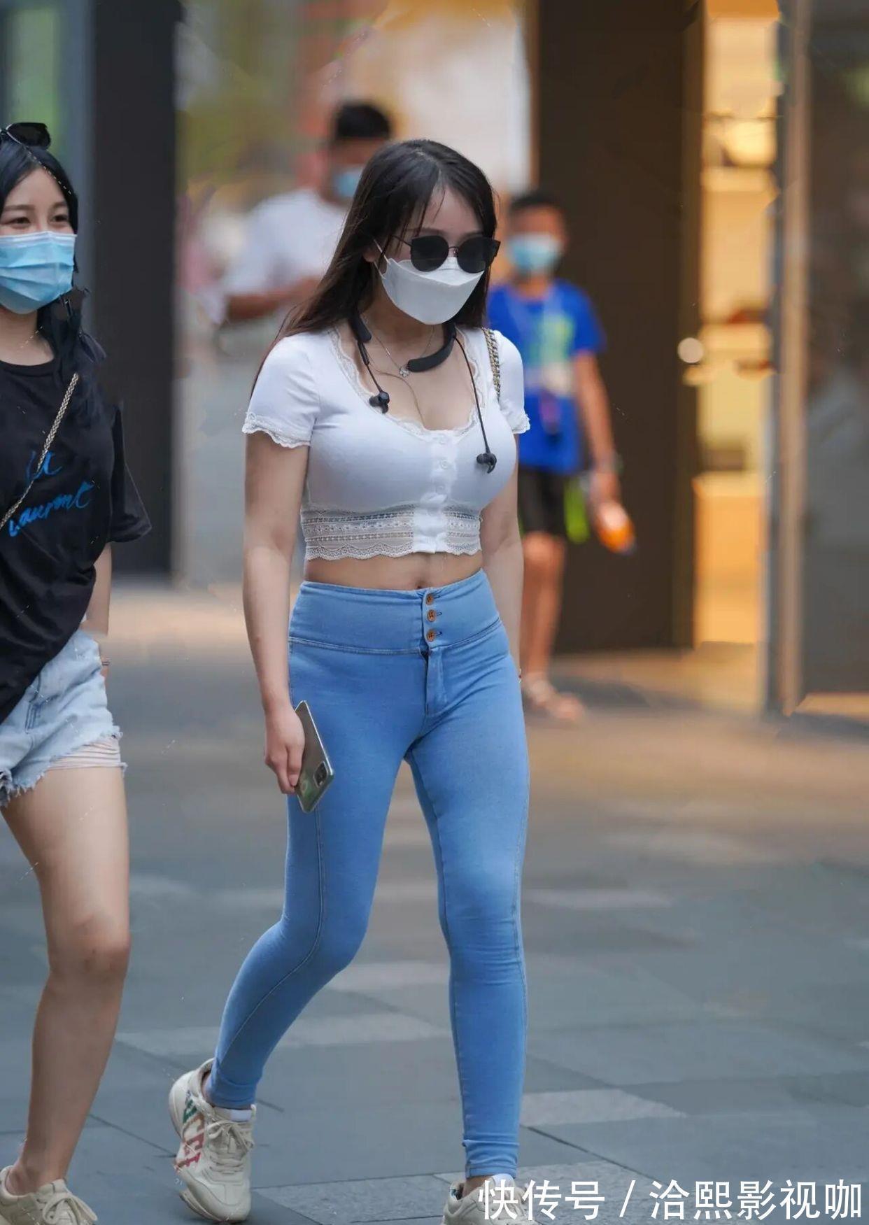 身形|别拿“牛仔裤”不当回事,穿搭稍加改动,成功化解“宽胯”烦恼!