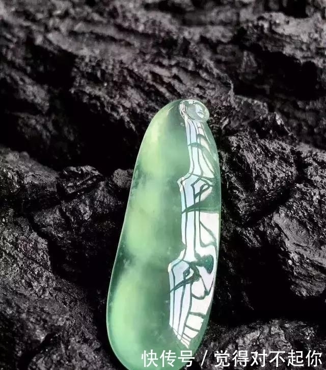 水头|老大爷嫌自己佩戴的翡翠水头不太好,用水一泡后,一看吓了一跳