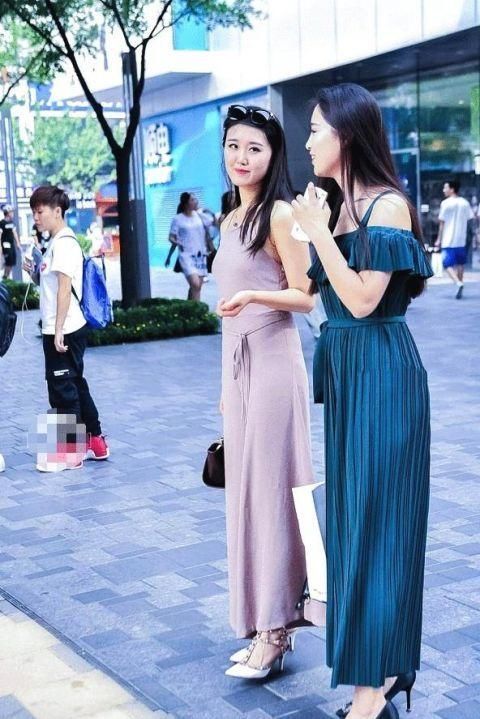 街拍这对大长腿闺蜜,走在街上绝对吸引眼球