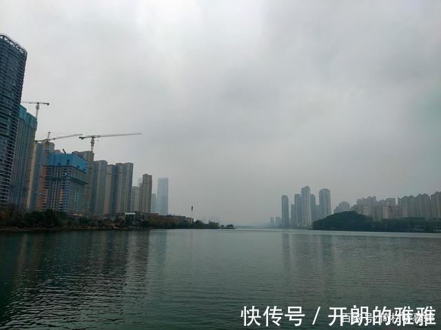 梅溪湖@《五绝·冬日游梅溪湖》逍遥碧水边,湖清树自闲