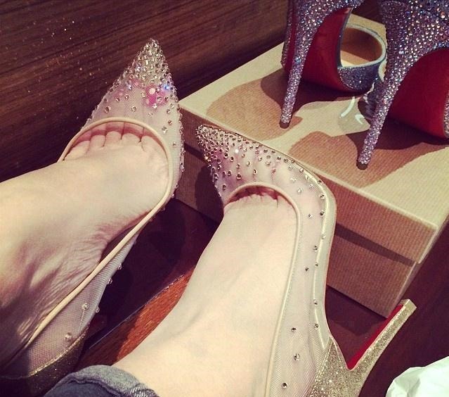 细跟 网纱尖头高跟鞋，特别完美，穿上后给人一种端庄优雅的形象