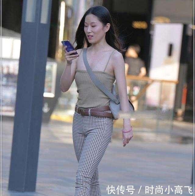 蕾丝 棕色性感吊带搭配棕色时尚打底裤,看似简单,千鸟格打底裤