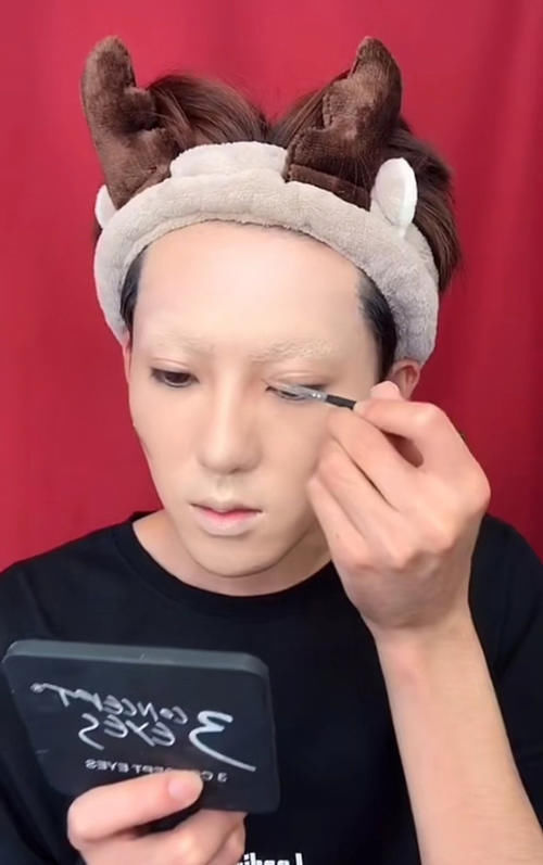 男生也能仿妆“蒙娜丽莎”,开始是无眉大侠,最后有点像