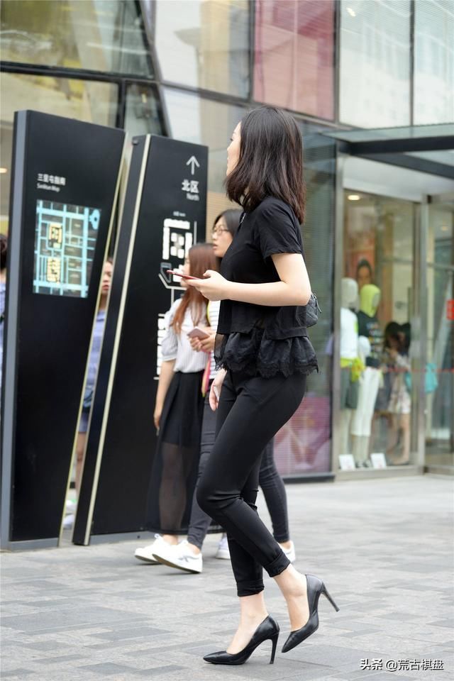 紧身裤|黑色九分紧身裤,搭配黑色尖头细跟鞋,搭配黑色T恤,时尚简约