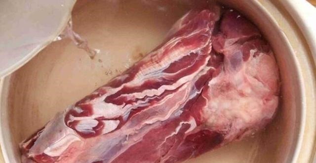 父亲用30年土方法酱牛肉,牢记3个小技巧,牛肉酱香浓郁不腥不散